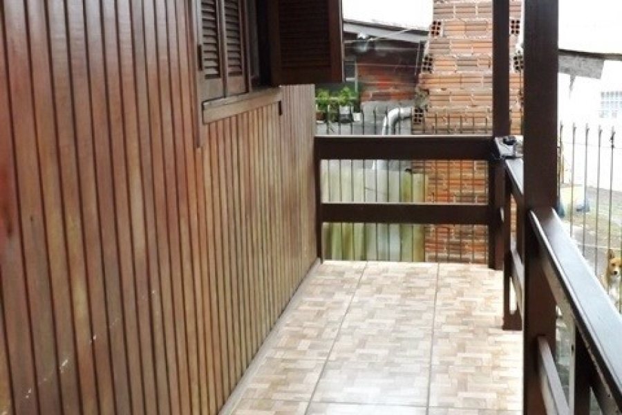 Casa com 85m², 2 dormitórios, 1 vaga, no bairro Centenário em Caxias do Sul para Comprar