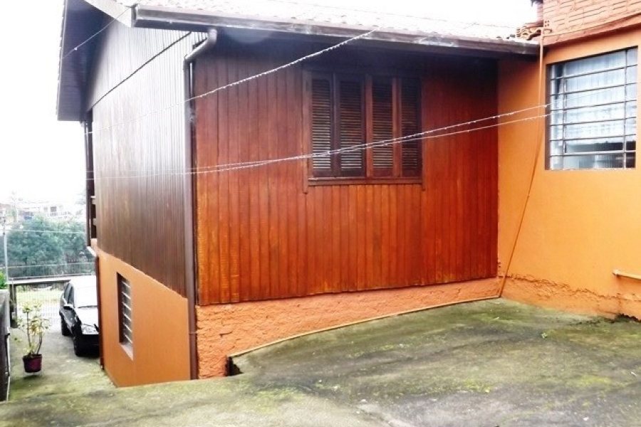 Casa com 85m², 2 dormitórios, 1 vaga, no bairro Centenário em Caxias do Sul para Comprar
