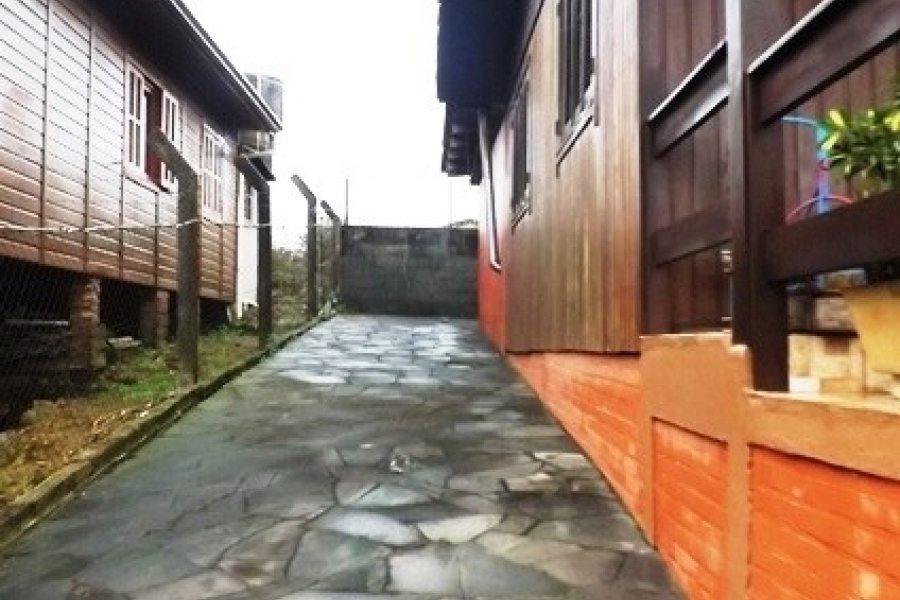 Casa com 85m², 2 dormitórios, 1 vaga, no bairro Centenário em Caxias do Sul para Comprar