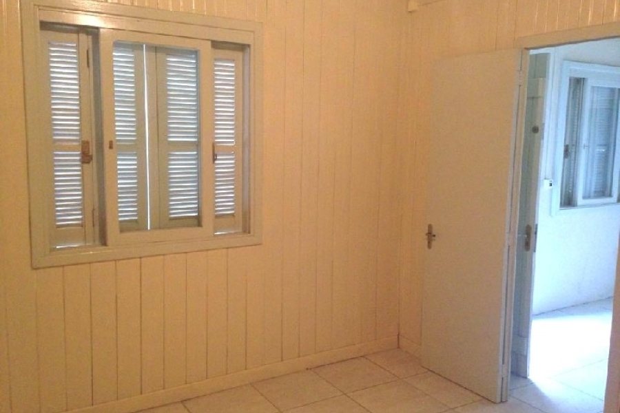 Casa com 60m², 2 dormitórios, no bairro Pio X em Caxias do Sul para Comprar