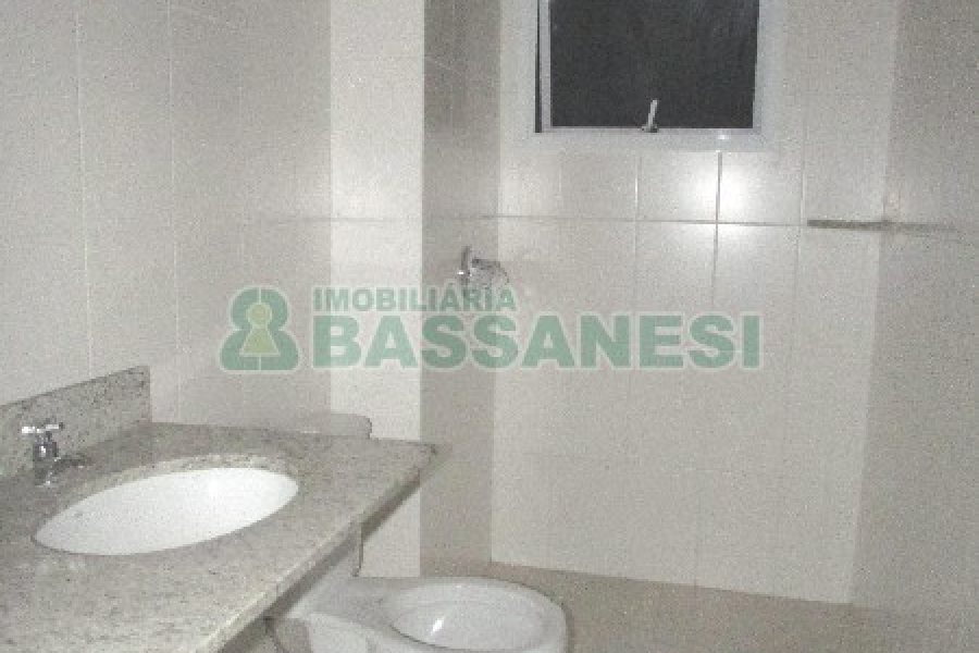 Apartamento com 59m², 2 dormitórios, 1 vaga, no bairro São Pelegrino em Caxias do Sul para Alugar