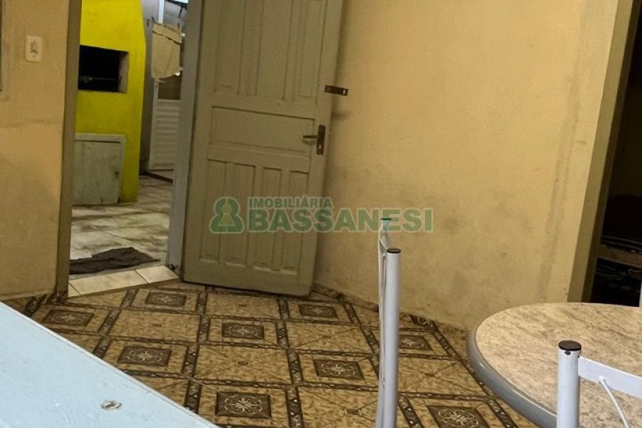 Casa Mobiliada com 38m², 2 dormitórios, no bairro Kayser em Caxias do Sul para Comprar