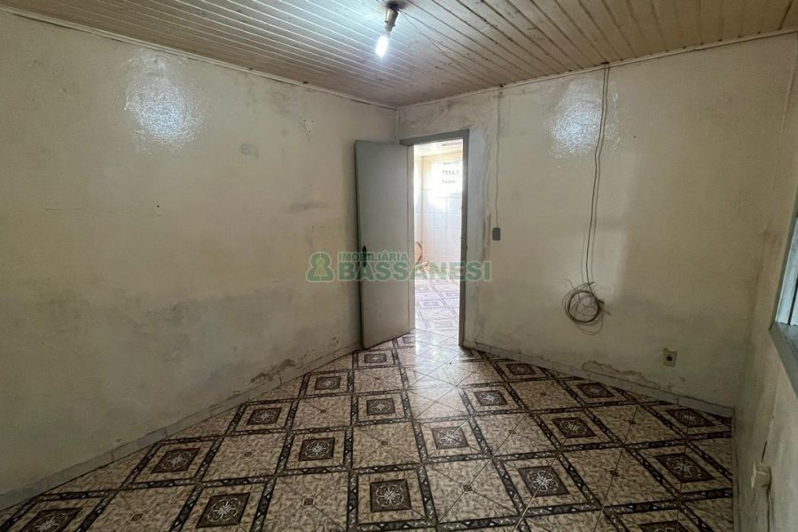 Casa Mobiliada com 38m², 2 dormitórios, no bairro Kayser em Caxias do Sul para Comprar