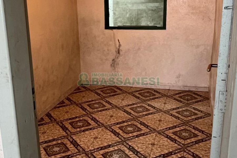 Casa Mobiliada com 38m², 2 dormitórios, no bairro Kayser em Caxias do Sul para Comprar