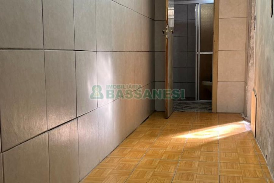 Casa Mobiliada com 38m², 2 dormitórios, no bairro Kayser em Caxias do Sul para Comprar