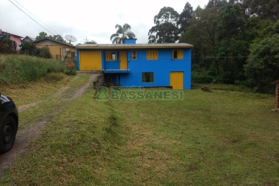 Casa com 125m², 2 dormitórios, 1 vaga, no bairro Charqueadas em Caxias do Sul para Comprar