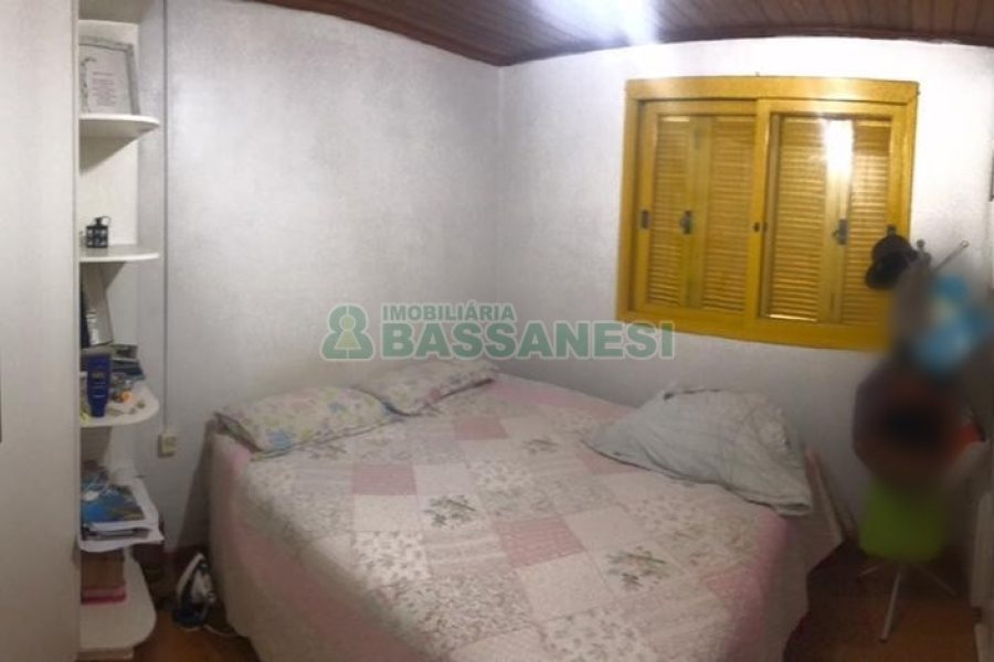Casa com 125m², 2 dormitórios, 1 vaga, no bairro Charqueadas em Caxias do Sul para Comprar