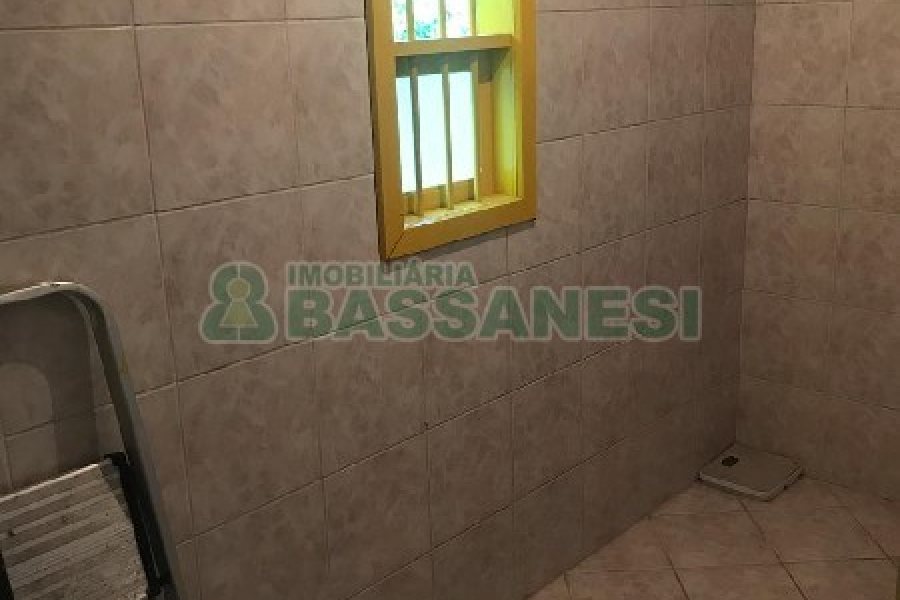 Casa com 125m², 2 dormitórios, 1 vaga, no bairro Charqueadas em Caxias do Sul para Comprar
