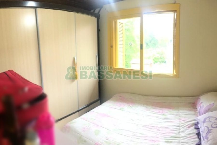 Casa com 125m², 2 dormitórios, 1 vaga, no bairro Charqueadas em Caxias do Sul para Comprar