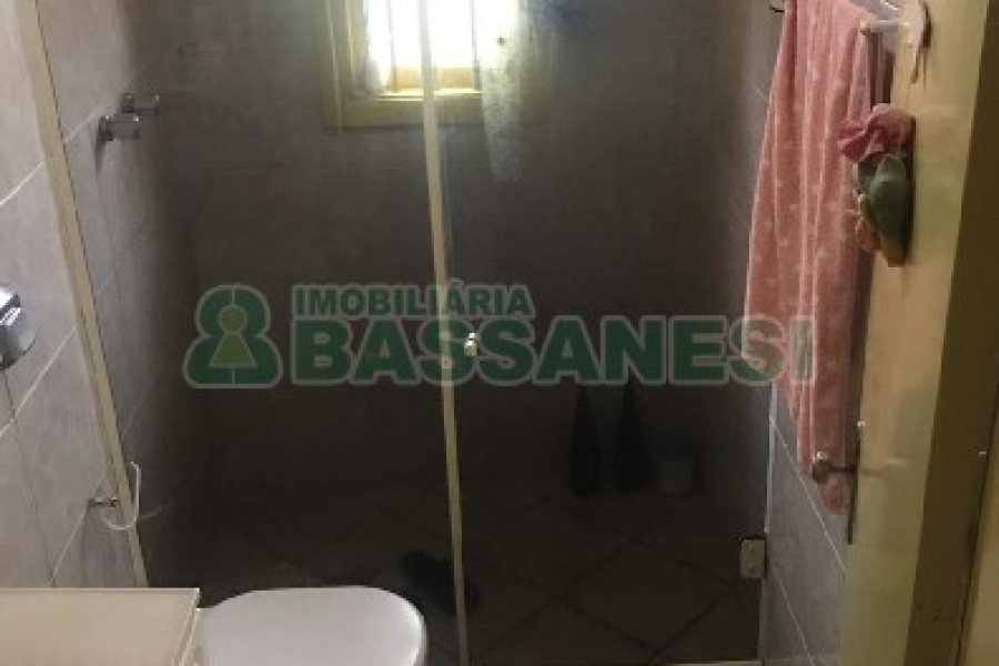 Casa com 125m², 2 dormitórios, 1 vaga, no bairro Charqueadas em Caxias do Sul para Comprar