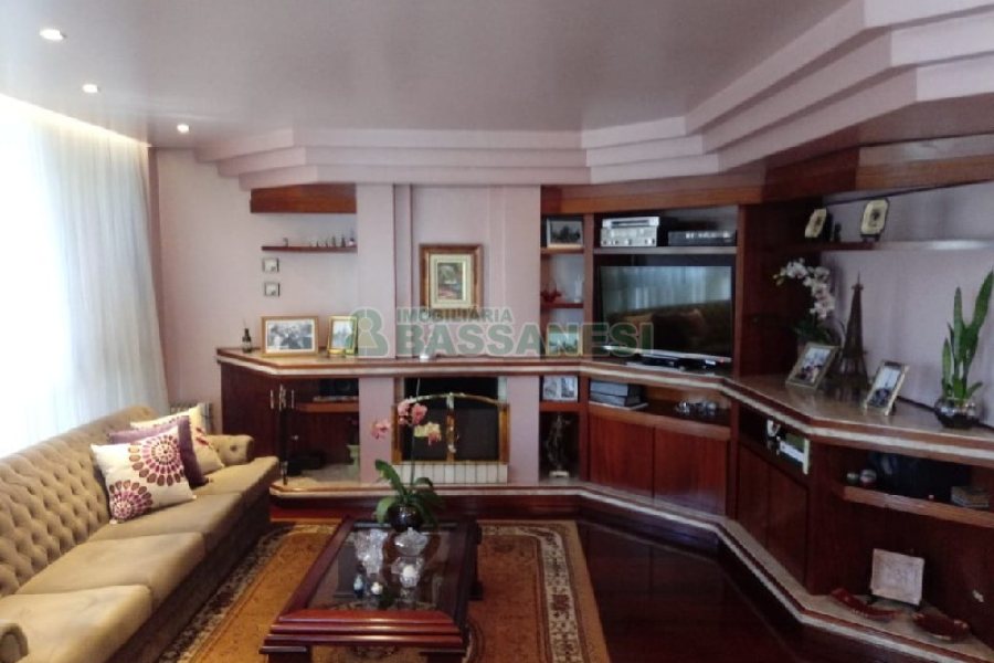 Apartamento com 205m², 3 dormitórios, 2 vagas, no bairro São Pelegrino em Caxias do Sul para Comprar