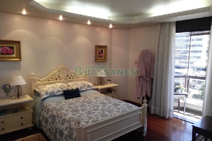 Apartamento com 205m², 3 dormitórios, 2 vagas, no bairro São Pelegrino em Caxias do Sul para Comprar