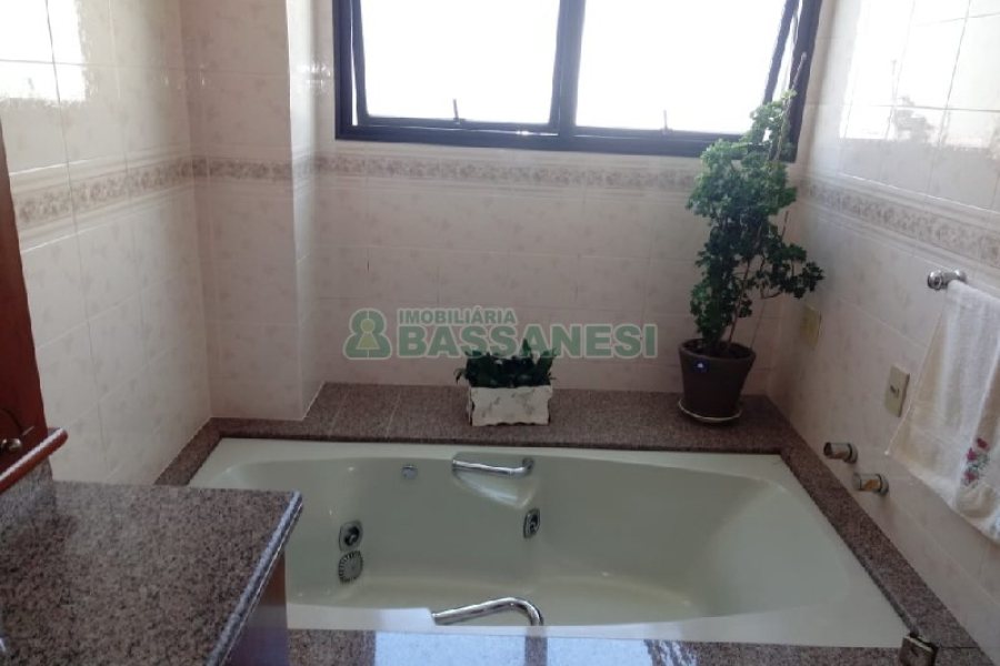 Apartamento com 205m², 3 dormitórios, 2 vagas, no bairro São Pelegrino em Caxias do Sul para Comprar