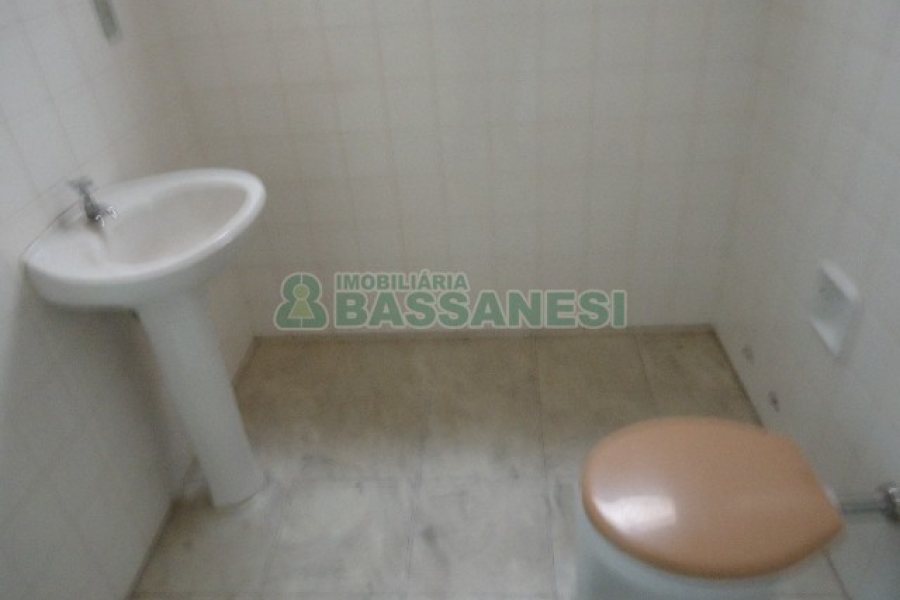 Sala com 24m², no bairro Centro em Caxias do Sul para Alugar