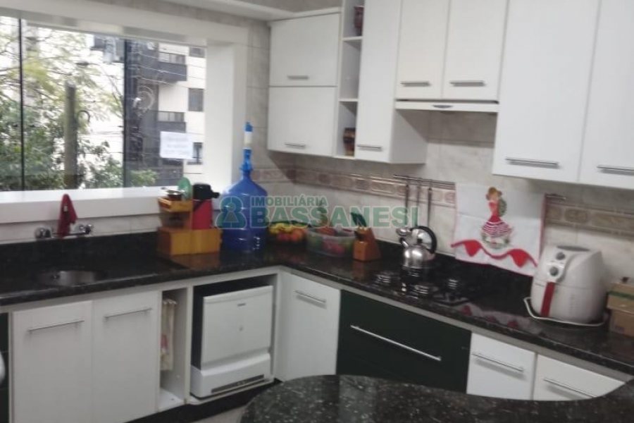 Apto Mobiliado com 132m², 3 dormitórios, 2 vagas, no bairro Cinqüentenário em Caxias do Sul para Comprar