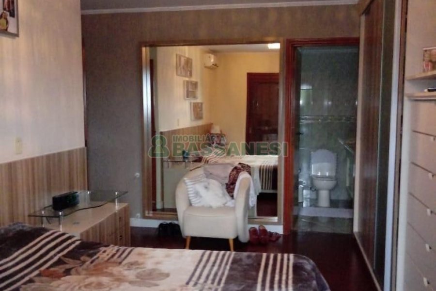 Apto Mobiliado com 132m², 3 dormitórios, 2 vagas, no bairro Cinqüentenário em Caxias do Sul para Comprar