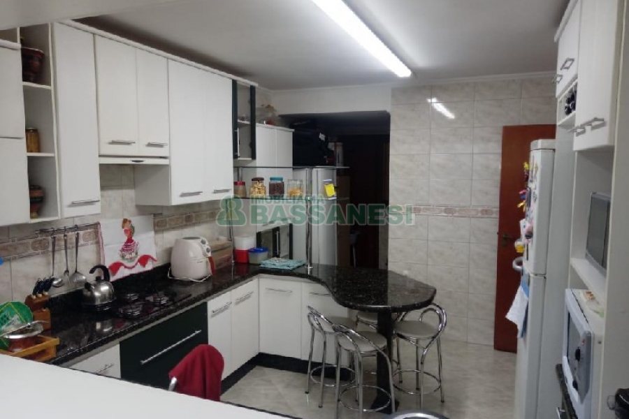 Apto Mobiliado com 132m², 3 dormitórios, 2 vagas, no bairro Cinqüentenário em Caxias do Sul para Comprar