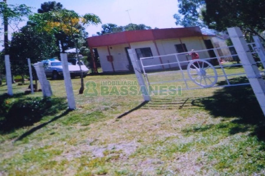 Chácara com 50m², 2 dormitórios, no bairro Criúva em Caxias do Sul para Comprar