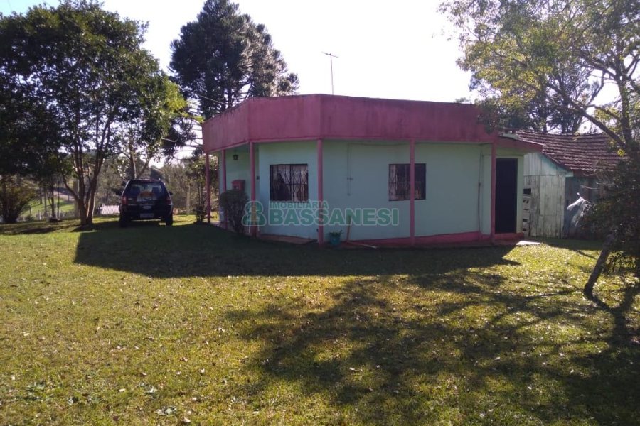 Chácara com 50m², 2 dormitórios, no bairro Criúva em Caxias do Sul para Comprar