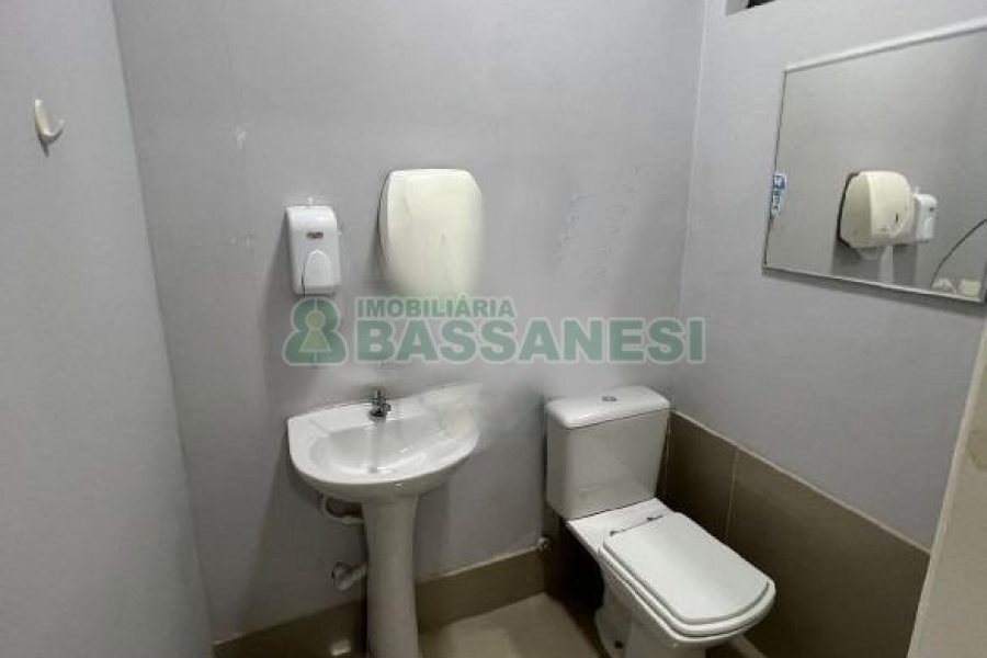 Loja com 170m², no bairro São Pelegrino em Caxias do Sul para Alugar