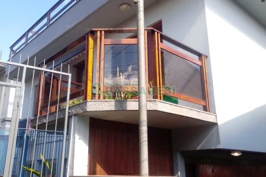 Casa com 313m², 3 dormitórios, 3 vagas, no bairro Rio Branco em Caxias do Sul para Comprar
