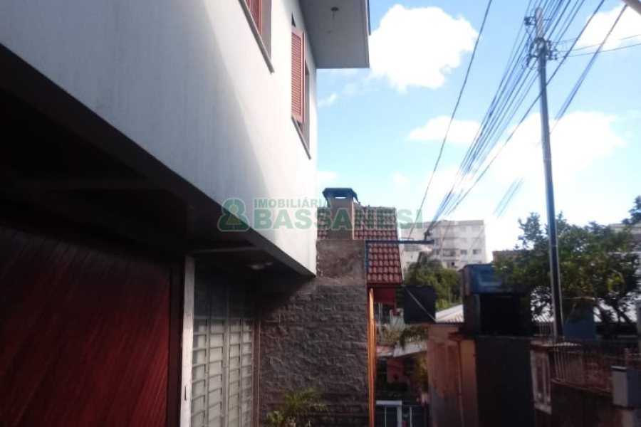 Casa com 313m², 3 dormitórios, 3 vagas, no bairro Rio Branco em Caxias do Sul para Comprar