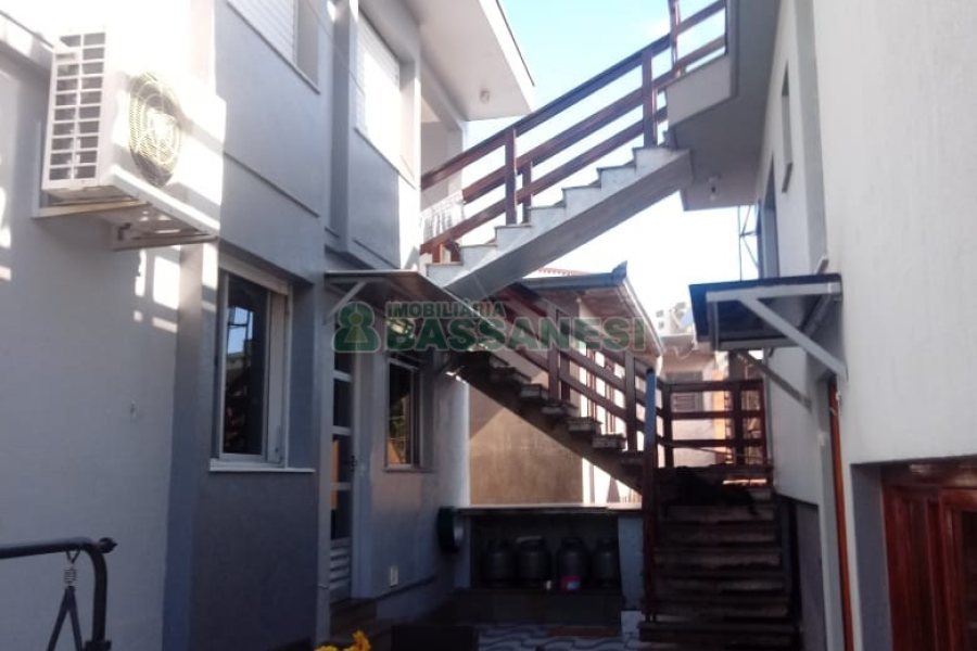 Casa com 313m², 3 dormitórios, 3 vagas, no bairro Rio Branco em Caxias do Sul para Comprar