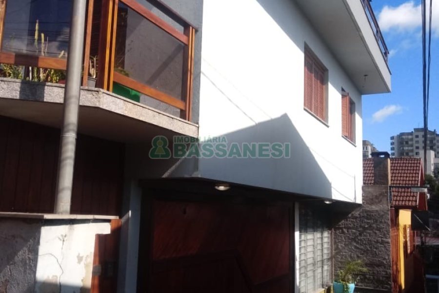 Casa com 313m², 3 dormitórios, 3 vagas, no bairro Rio Branco em Caxias do Sul para Comprar
