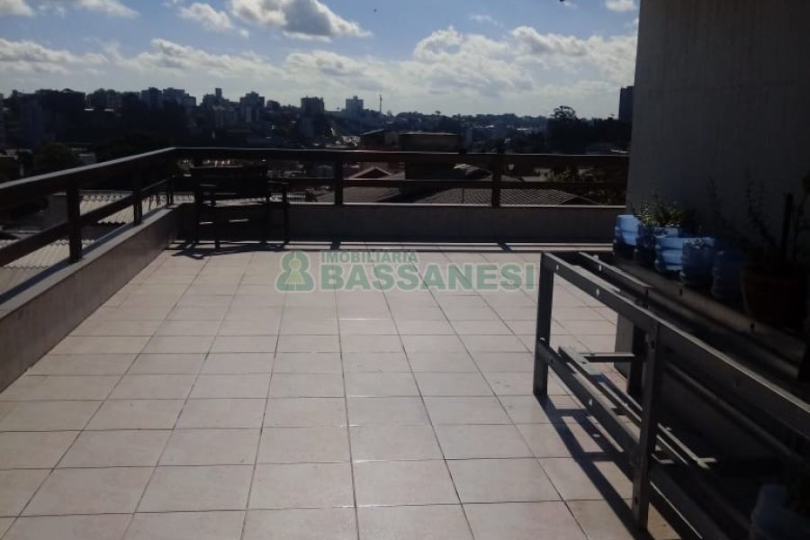 Casa com 313m², 3 dormitórios, 3 vagas, no bairro Rio Branco em Caxias do Sul para Comprar