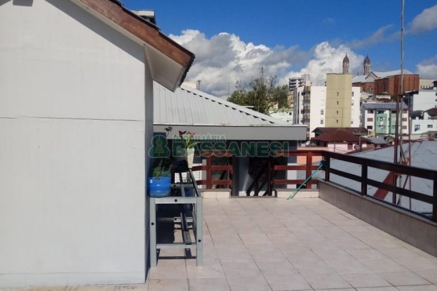 Casa com 313m², 3 dormitórios, 3 vagas, no bairro Rio Branco em Caxias do Sul para Comprar