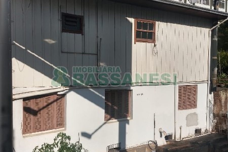 Casa com 100m², 5 dormitórios, no bairro Centro em Caxias do Sul para Comprar
