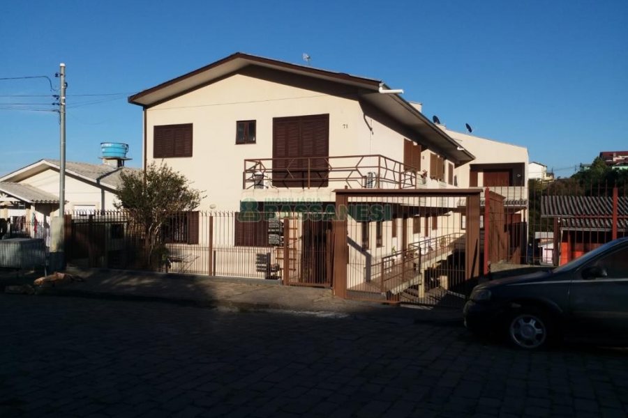 Sobrado com 109m², 2 dormitórios, 1 vaga, no bairro Charqueadas em Caxias do Sul para Comprar