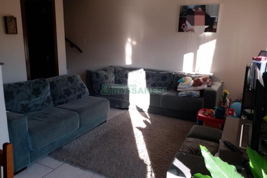 Sobrado com 109m², 2 dormitórios, 1 vaga, no bairro Charqueadas em Caxias do Sul para Comprar