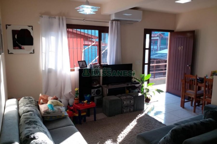 Sobrado com 109m², 2 dormitórios, 1 vaga, no bairro Charqueadas em Caxias do Sul para Comprar