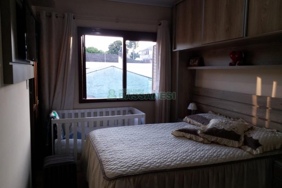 Sobrado com 109m², 2 dormitórios, 1 vaga, no bairro Charqueadas em Caxias do Sul para Comprar