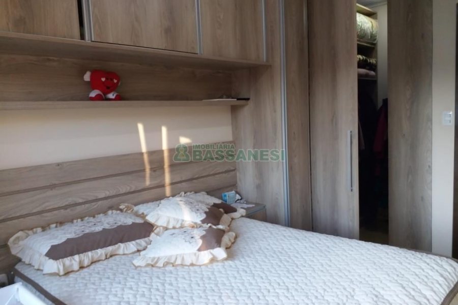 Sobrado com 109m², 2 dormitórios, 1 vaga, no bairro Charqueadas em Caxias do Sul para Comprar