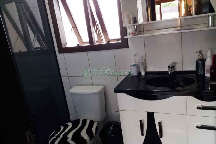 Sobrado com 109m², 2 dormitórios, 1 vaga, no bairro Charqueadas em Caxias do Sul para Comprar