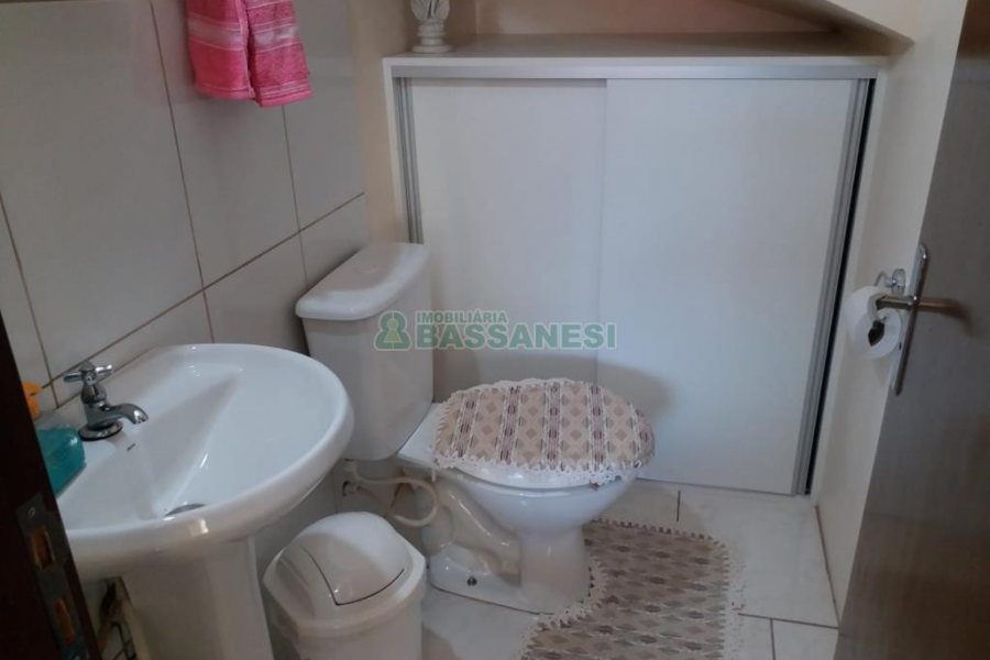 Sobrado com 109m², 2 dormitórios, 1 vaga, no bairro Charqueadas em Caxias do Sul para Comprar