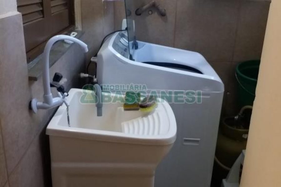 Sobrado com 109m², 2 dormitórios, 1 vaga, no bairro Charqueadas em Caxias do Sul para Comprar