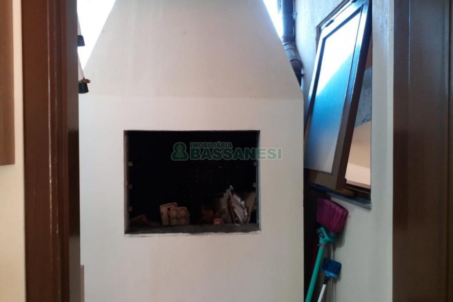 Sobrado com 109m², 2 dormitórios, 1 vaga, no bairro Charqueadas em Caxias do Sul para Comprar