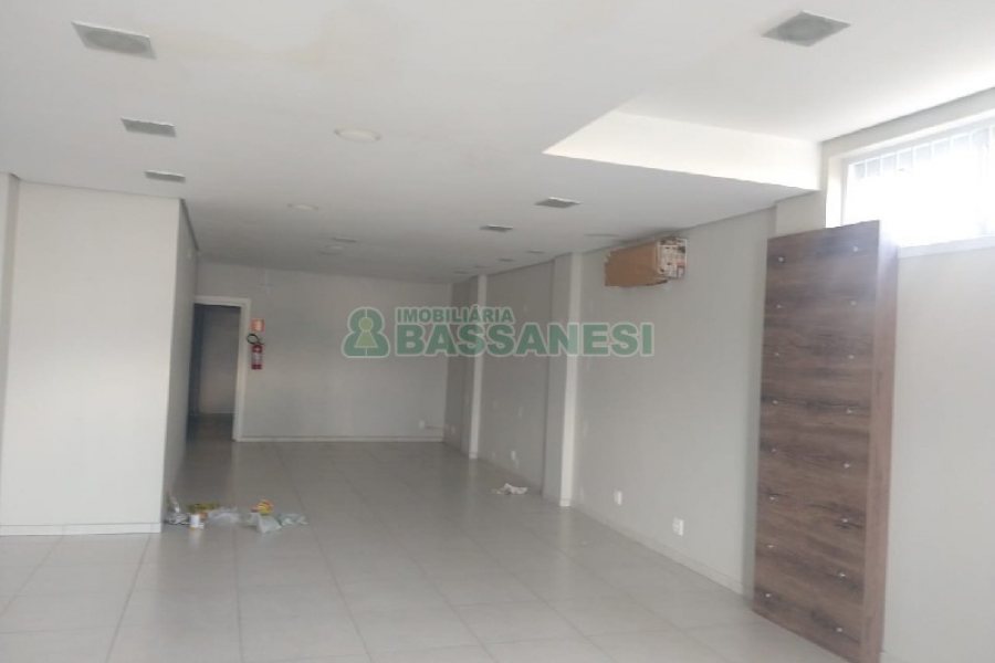 Loja com 311m², no bairro Cinqüentenário em Caxias do Sul para Comprar