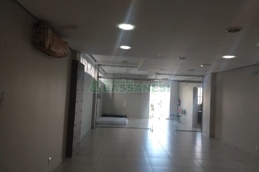 Loja com 311m², no bairro Cinqüentenário em Caxias do Sul para Comprar