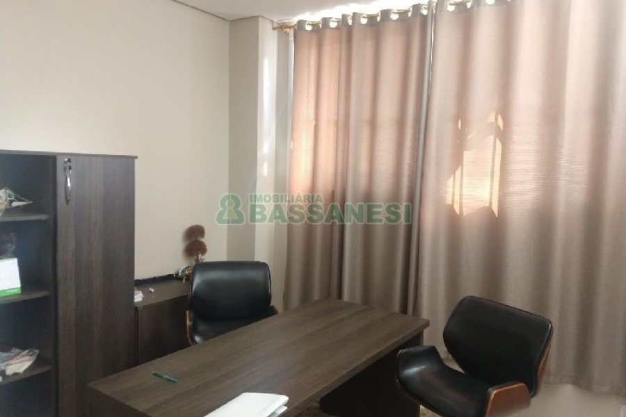 Loja com 311m², no bairro Cinqüentenário em Caxias do Sul para Comprar