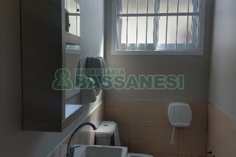 Loja com 311m², no bairro Cinqüentenário em Caxias do Sul para Comprar