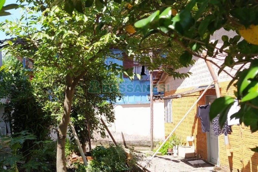 Casa com 35m², 2 dormitórios, no bairro Floresta em Caxias do Sul para Comprar