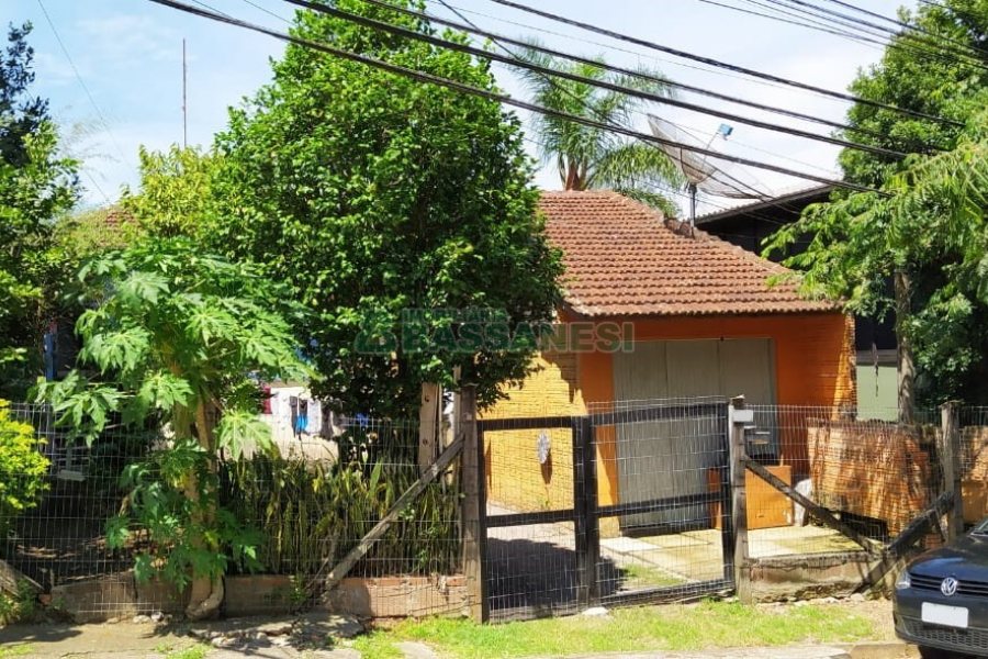 Casa com 35m², 2 dormitórios, no bairro Floresta em Caxias do Sul para Comprar