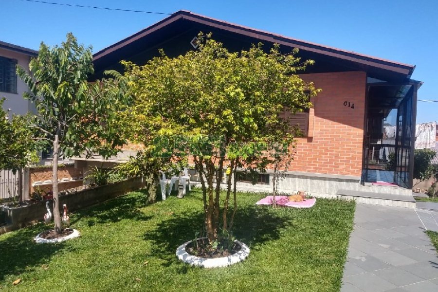 Casa com 690m², 4 dormitórios, 2 vagas, no bairro Diamantino em Caxias do Sul para Comprar