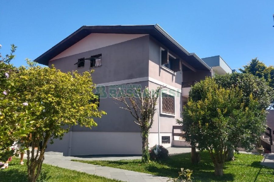 Casa com 690m², 4 dormitórios, 2 vagas, no bairro Diamantino em Caxias do Sul para Comprar