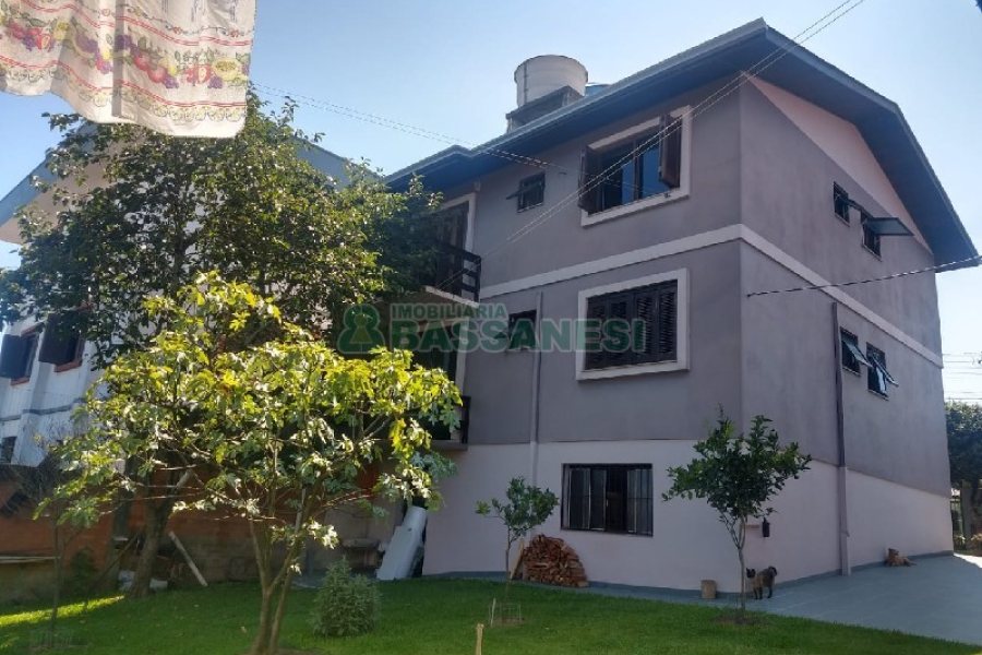 Casa com 690m², 4 dormitórios, 2 vagas, no bairro Diamantino em Caxias do Sul para Comprar