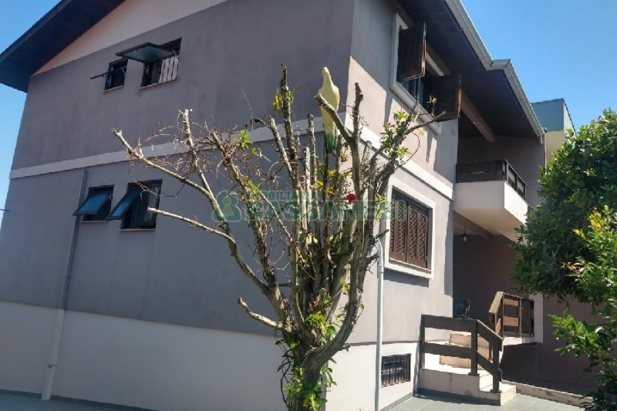 Casa com 690m², 4 dormitórios, 2 vagas, no bairro Diamantino em Caxias do Sul para Comprar